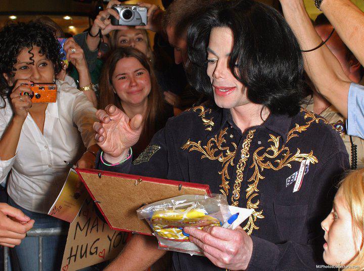 Michael Jackson Fans -- Total Re-Gifters