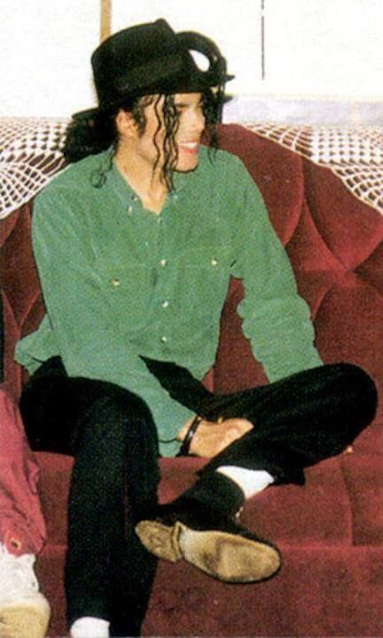 Seeing Michael in such casual clothing has always been strange to me. Just  after seeing him in so many stylish outfits. : r/MichaelJackson