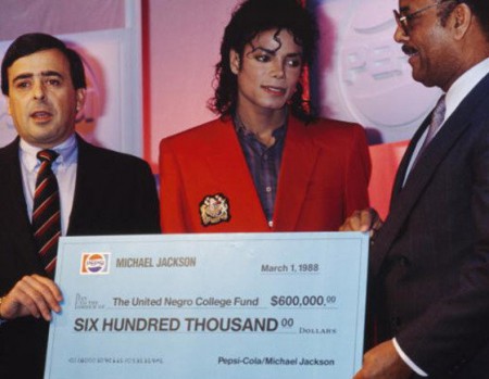 Michael Jackson glove to be auctioned for charity